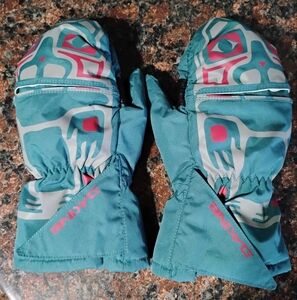 Dakine toddler gloves toddler size large. Fits approximately 3-4 years
